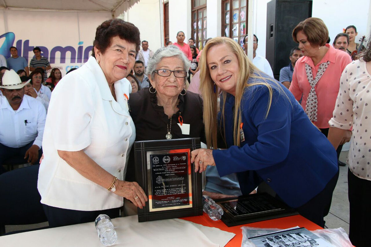 Acude Magdalena Peraza al 80 aniversario de la primaria Mártires de la Revolución