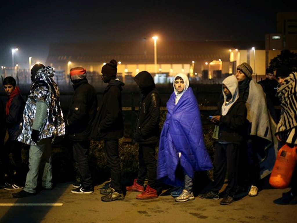 Francia reubica a más de mil 600 menores de Calais