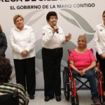 Peraza Guerra entrega sillas de ruedas a personas que más lo necesitan