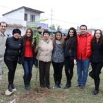 Alcaldesa siembra árboles en la Colonia Borreguera