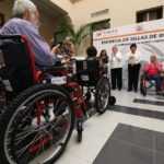 Peraza Guerra entrega sillas de ruedas a personas que más lo necesitan