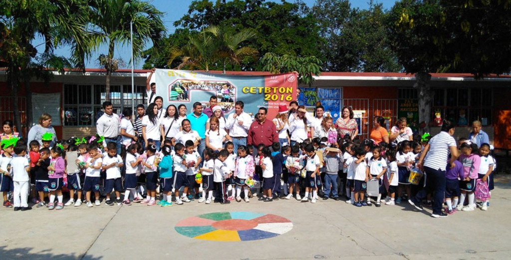 Entrega Juguetes delegación zona norte en la Borreguera