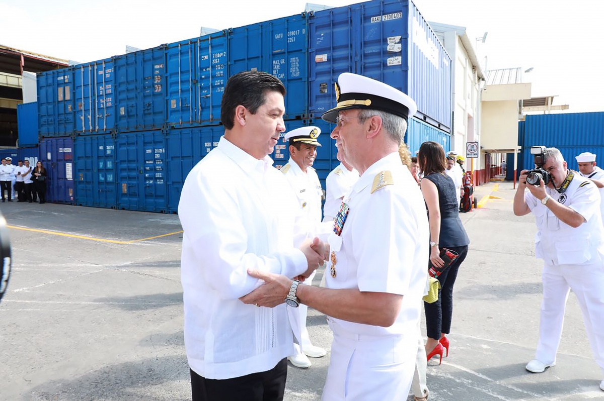 Gobernador presente en la puesta a flote de patrulla costera