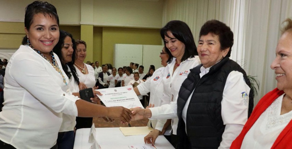 Entrega Magdalena Peraza constancias a egresadas del Instituto de la Mujer en Tampico