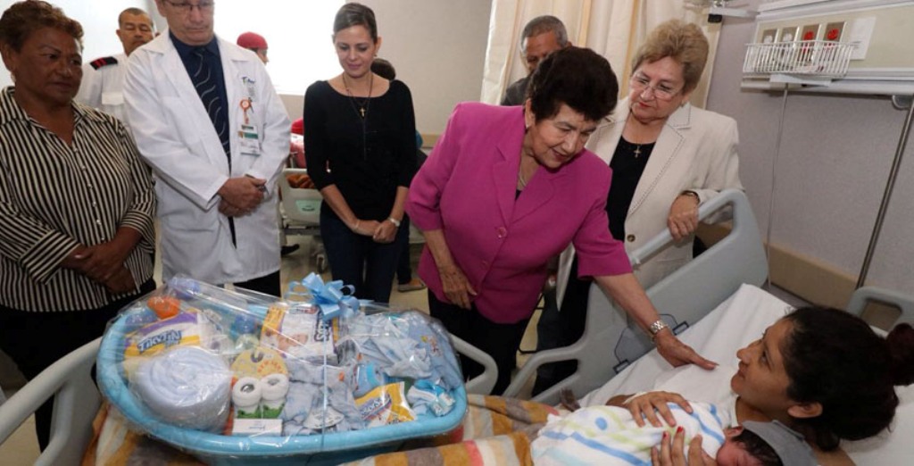 Visita Magdalena Peraza Guerra a primeros bebés nacidos en el 2017 Visita Magdalena Peraza Guerra a primeros bebés nacidos en el 2017