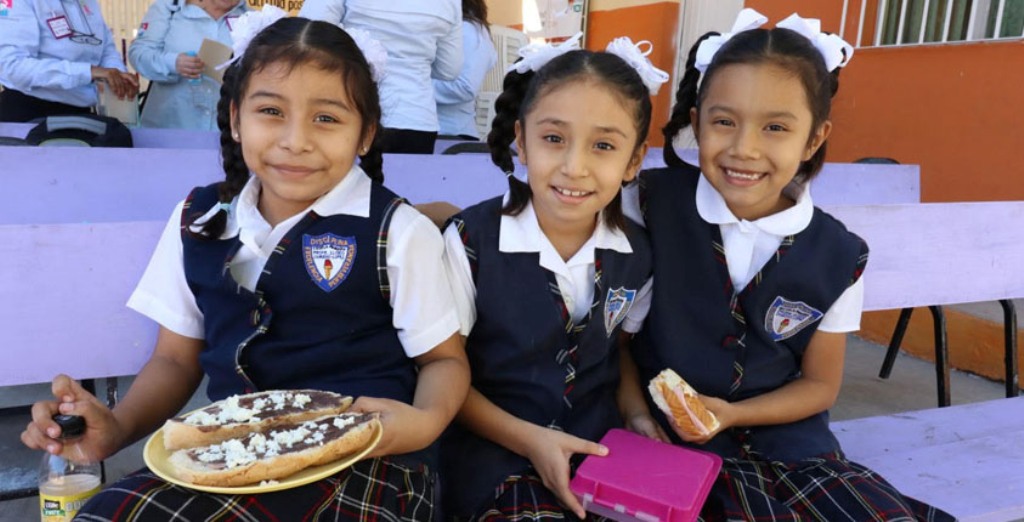 Magdalena Peraza constata la construcción de comedores escolares en planteles educativos