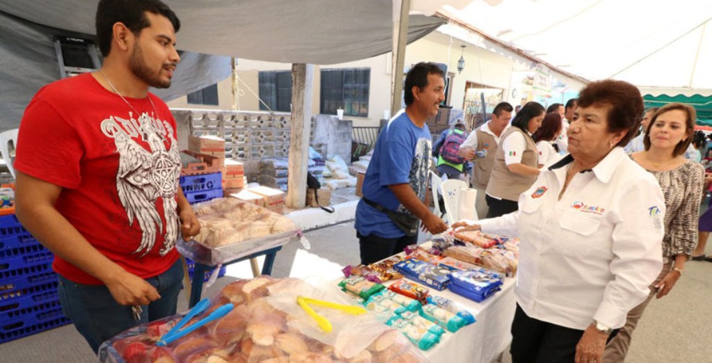 Familias de la Colonia Laguna de la Puerta se benefician con la Jornada de Venta de Abarrotes a bajo costo Familias de la Colonia Laguna de la Puerta se benefician con la Jornada de Venta de Abarrotes a bajo costo