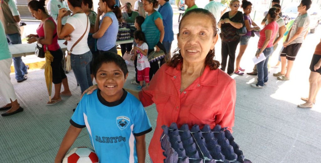 Vecinos de la Colonia Arenal agradecen a Alcaldesa la venta de productos a bajo costo