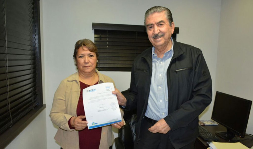 Recibe certificado de auto sorteado por pago de predial
