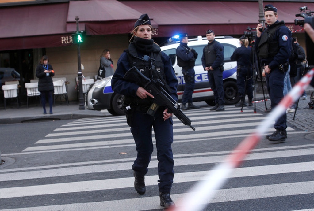 Hombre con machete ataca a militares en la galería del Louvre de París