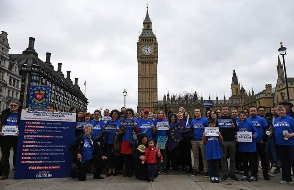 Arranca el ‘Brexit’ en GB; activistas protestan ante el parlamento