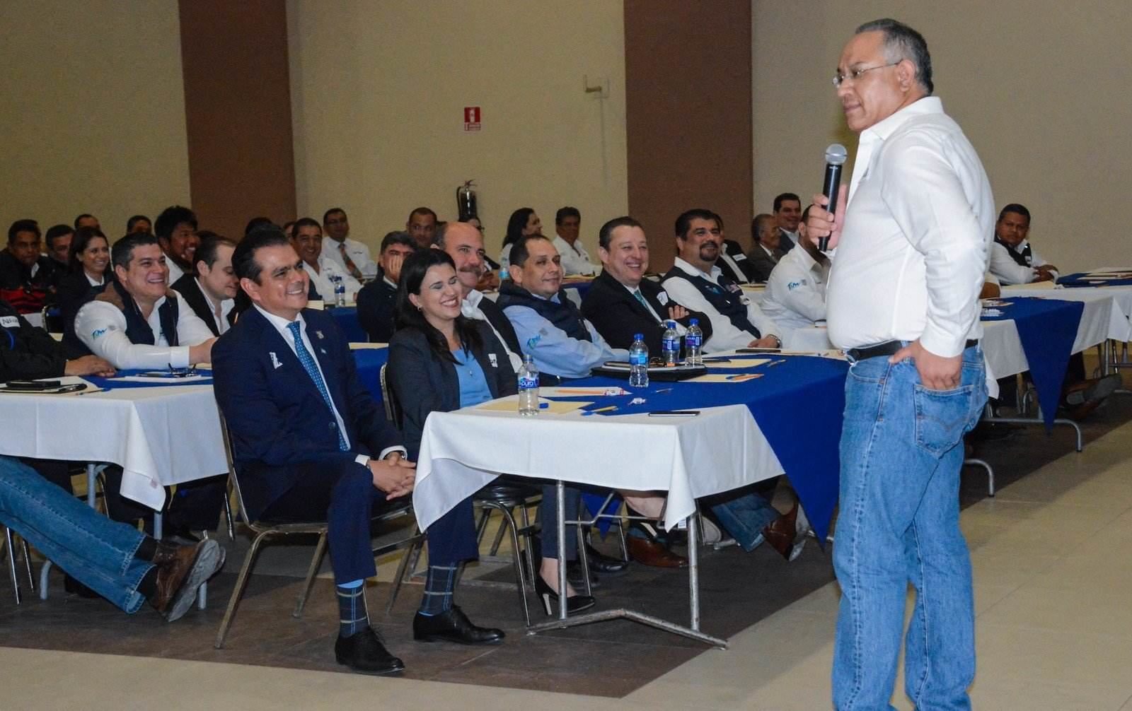 Exhorta alcalde a funcionarios a servir con responsabilidad