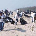 Participan dos mil personas en limpieza de Playa de la Pesca