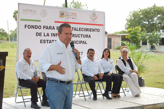 Aterrizan Daniel Torres y Edgar Melhem obras con inversión federal