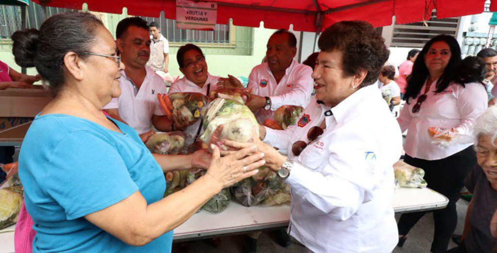 Beneficia Ayuntamiento de Tampico a residentes de la colonia del Pueblo con ropa nueva