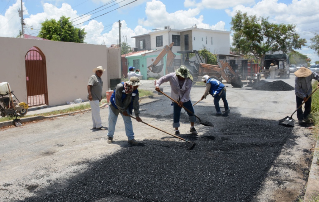 Reparan calles con 46 toneladas de asfalto y concreto Reparan calles con 46 toneladas de asfalto y concreto