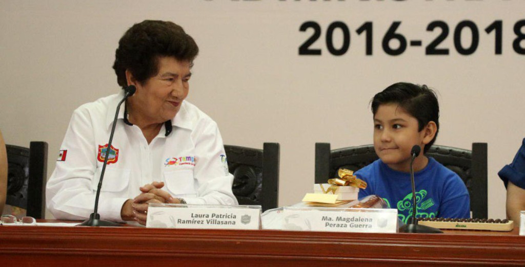 Recibe Magdalena Peraza a niño tampiqueño que representará a México en Malasia