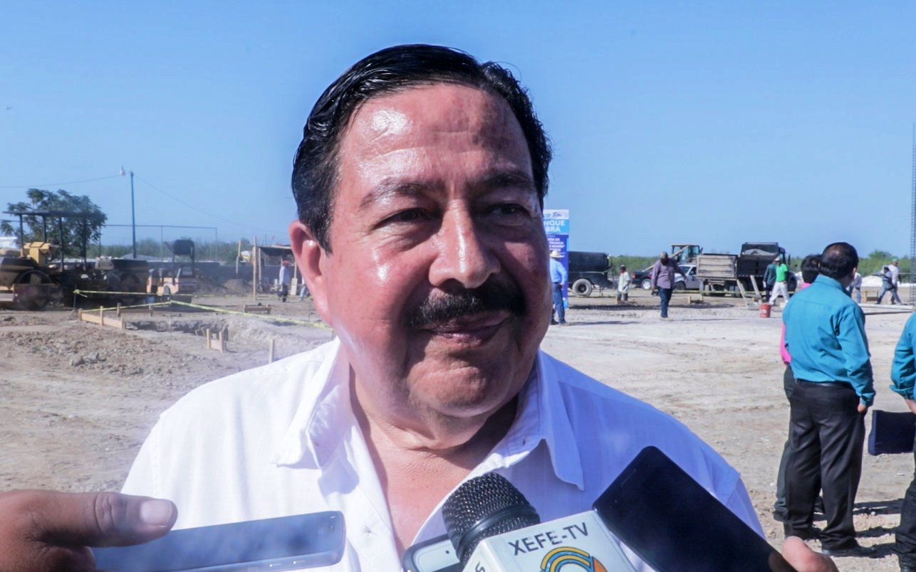 Reconocen a Enrique Rivas su apoyo a la educación y creación de empleos