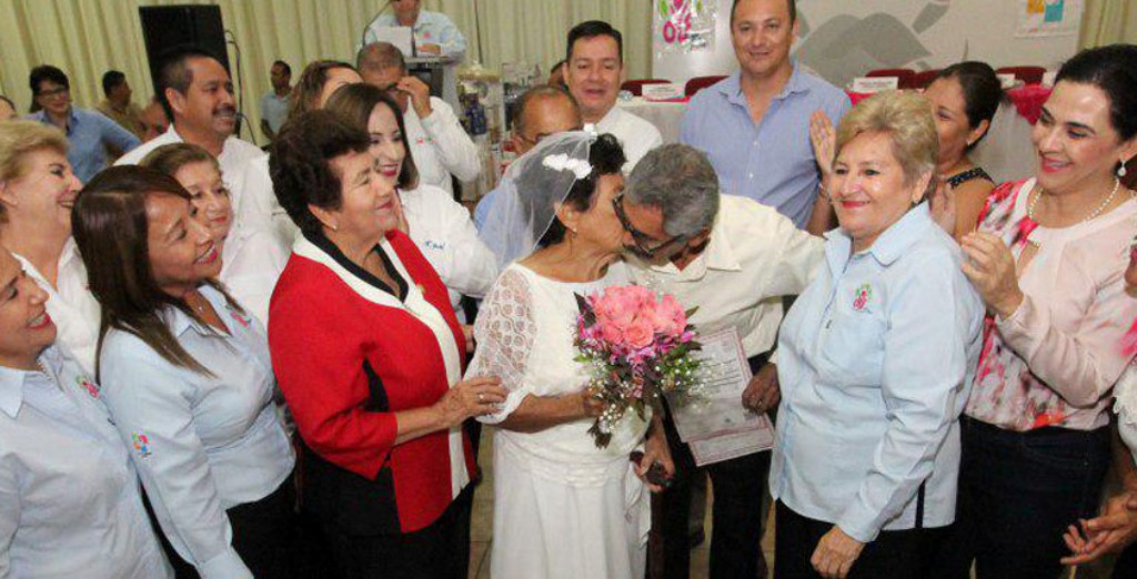 Entrega Ayuntamiento porteño y DIF Tampico actas de matrimonios colectivos