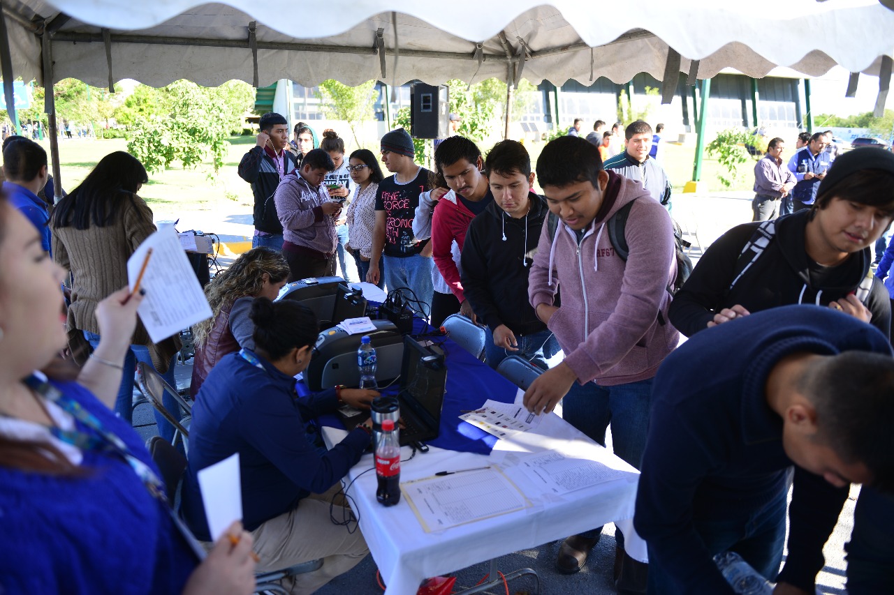 Acercan a estudiantes de UT módulo con ofertas de empleo