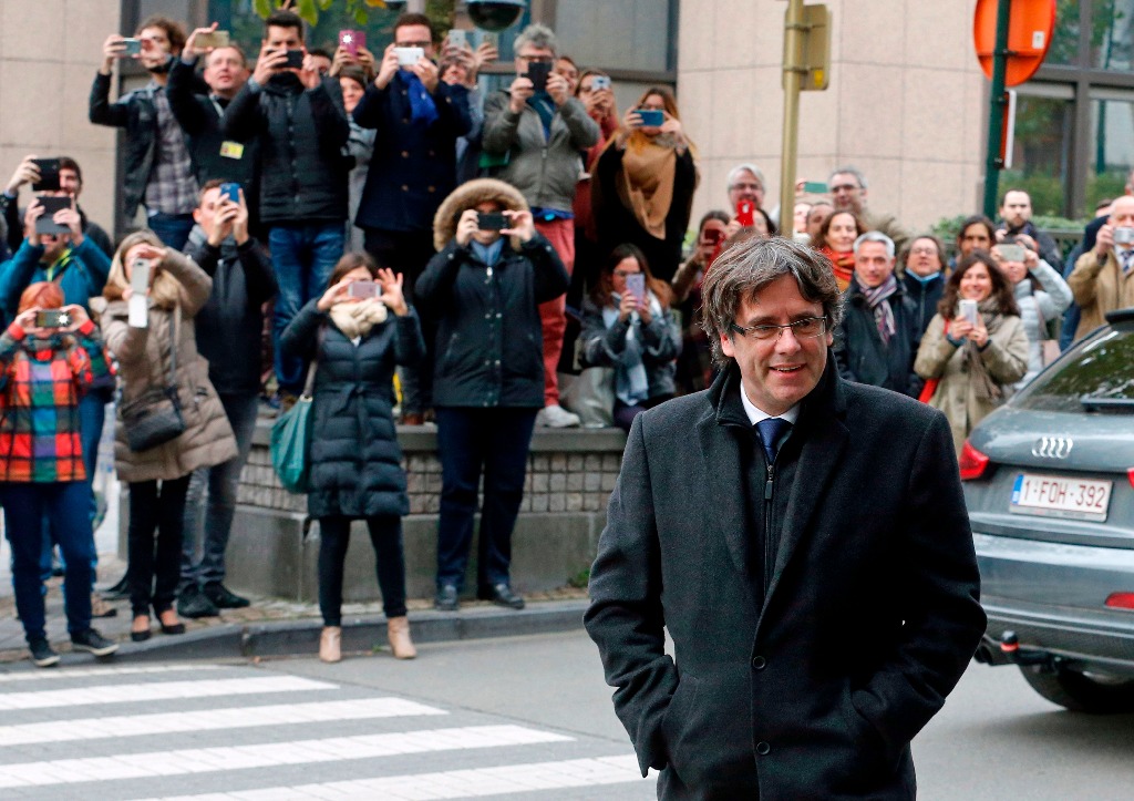 Puigdemont y 4 consejeros se entregan a la policía belga