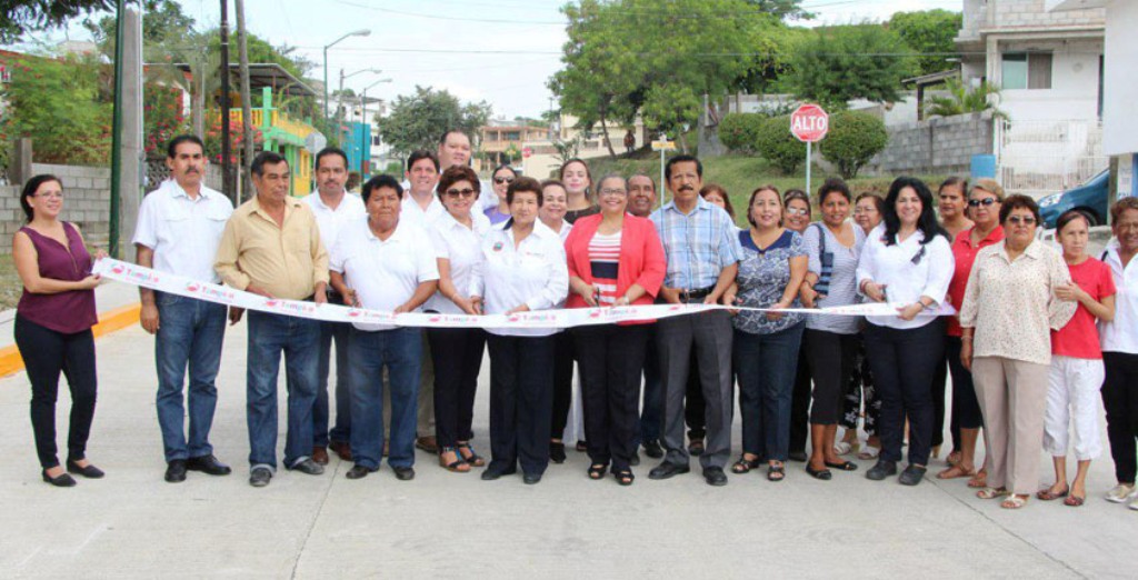 Entrega gobierno de Tampico Pavimentación de Calle y Comedor Escolar en la colonia Echeverría Entrega gobierno de Tampico Pavimentación de Calle y Comedor Escolar en la colonia Echeverría
