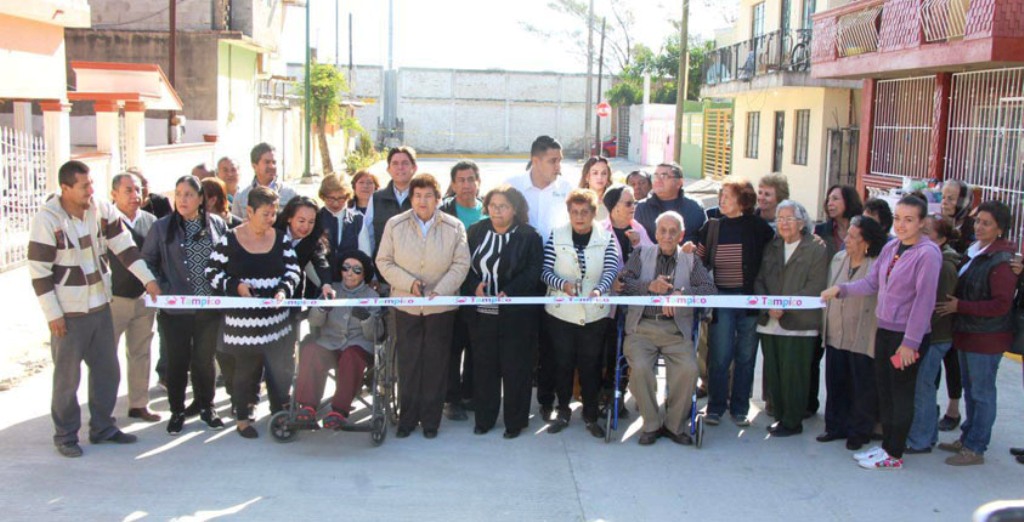 Inaugura Magdalena Peraza pavimentación de calle Victoria en el Golfo
