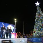 Arrancan gobiernos funcionamiento de pistas de hielo y el encendido de pino