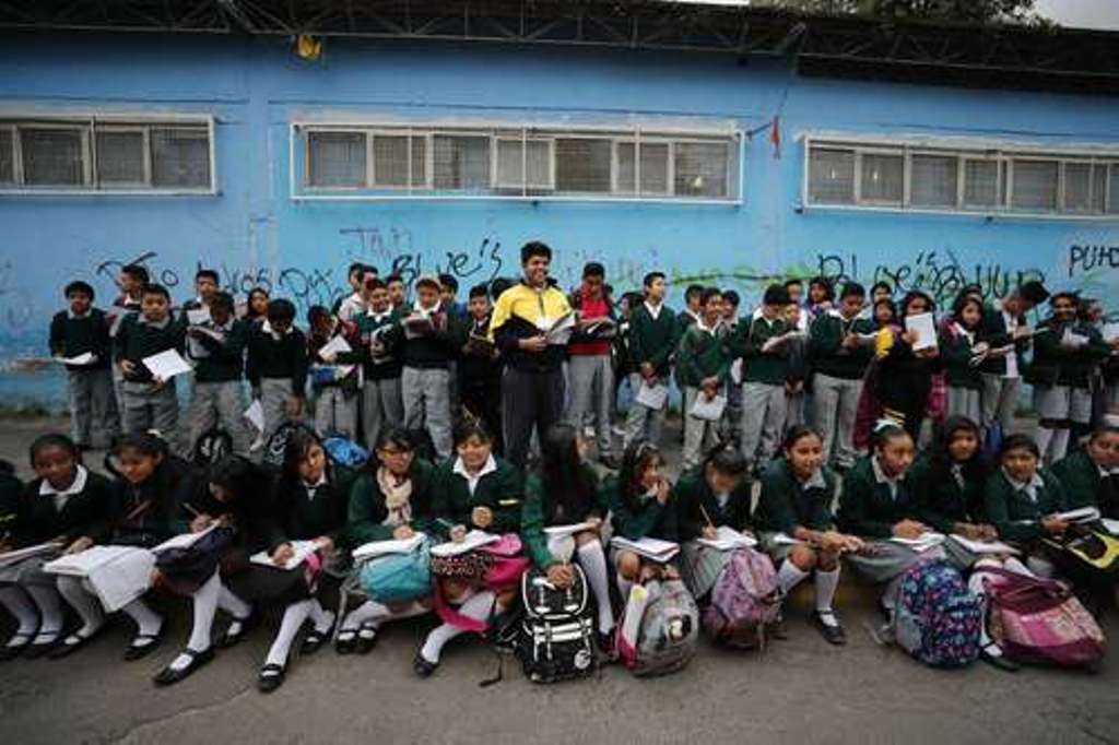 Crece brecha entre alumnos pobres y sin carencias, reconoce el INEE