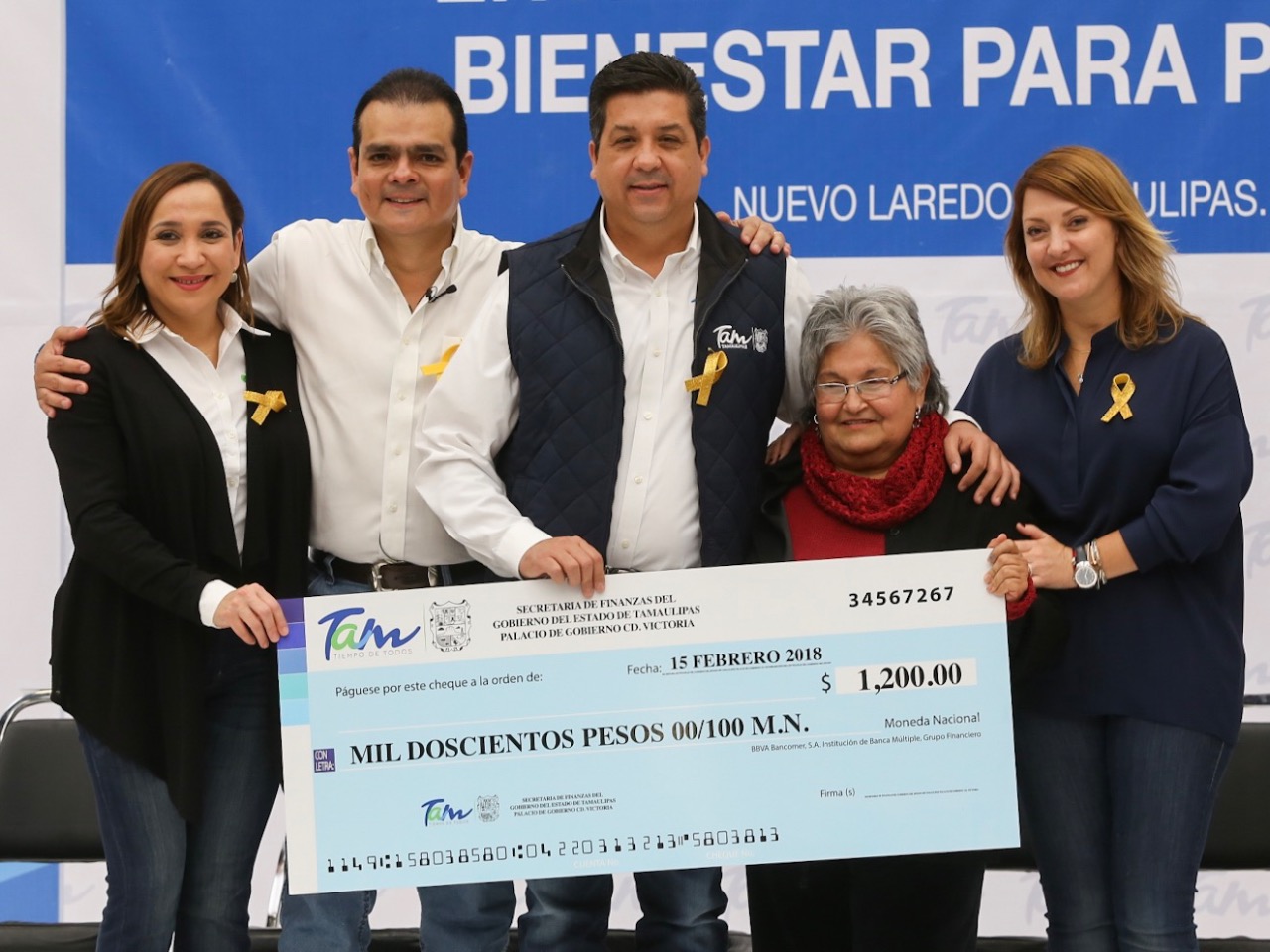 Entrega gobernador apoyos de “Bienestar para Adultos Mayores”