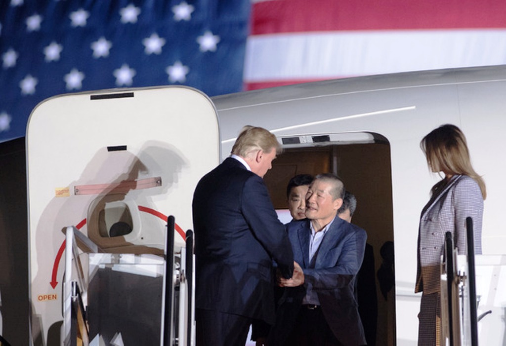 Recibe Trump a excarcelados por Norcorea
