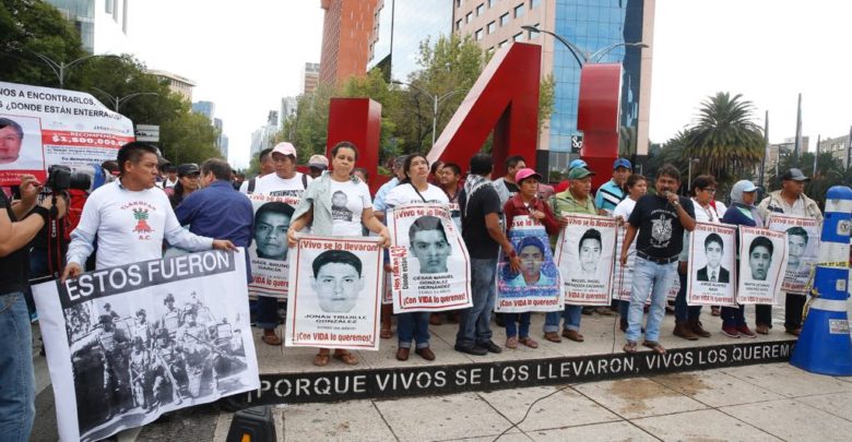 Se compromete equipo de AMLO con familiares de Ayotzinapa