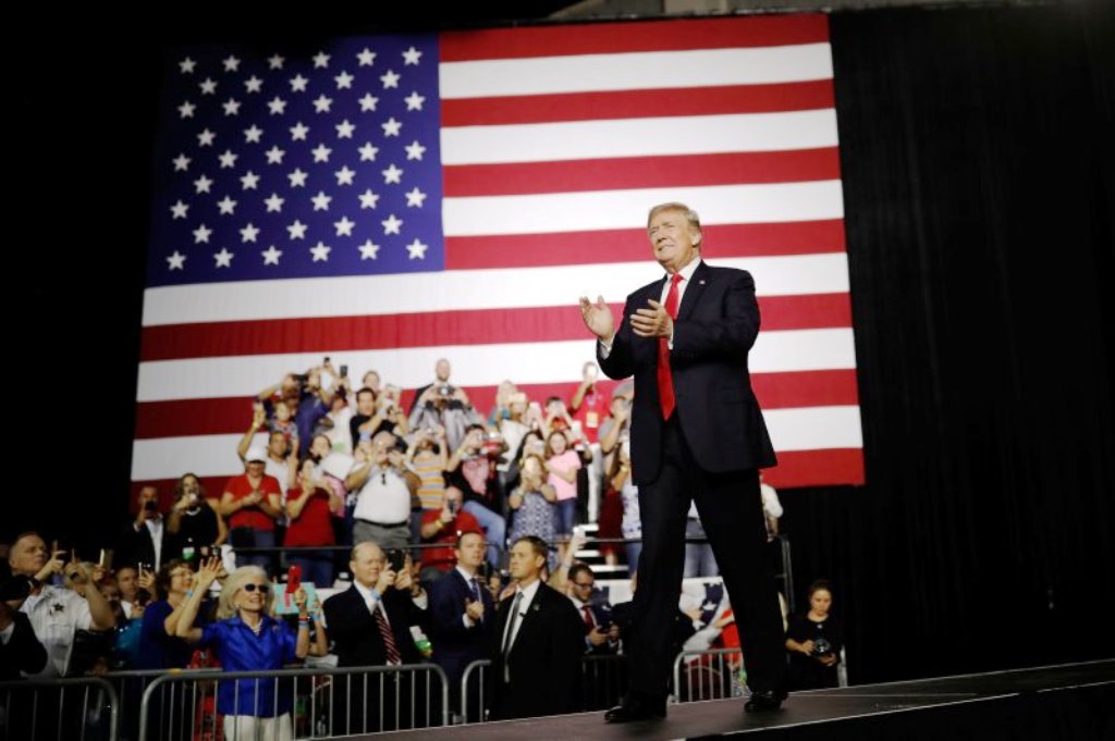 Trump revive su espíritu de campaña para evitar una derrota en noviembre