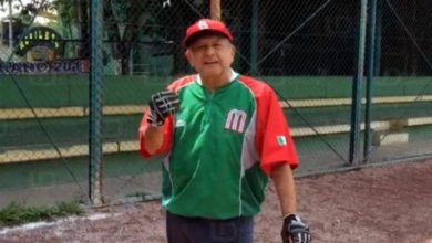 Se escapa Andrés Manuel López Obrador "un ratito" para practicar beisbol
