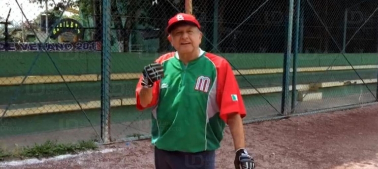 Se escapa Andrés Manuel López Obrador "un ratito" para practicar beisbol