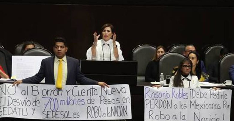Diputados acusan de "corrupta" a Rosario Robles