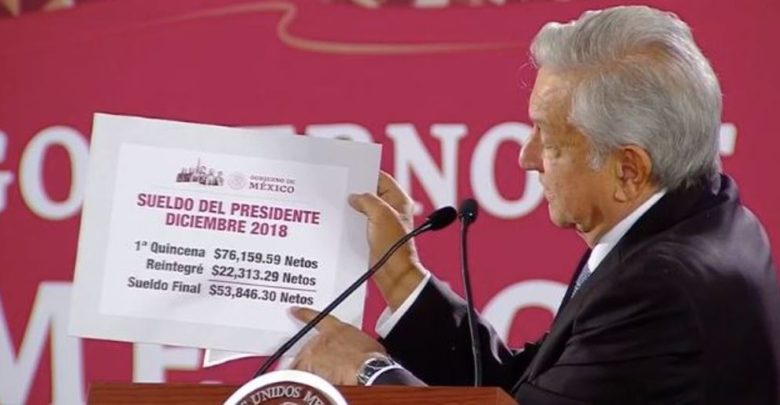 Dice AMLO que le pagaron de más y devuelve parte del salario
