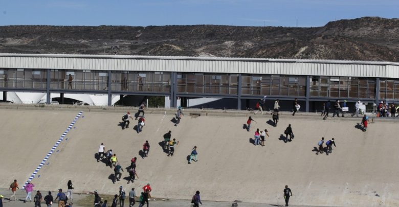 Migrantes cruzan la frontera de EU para su detención