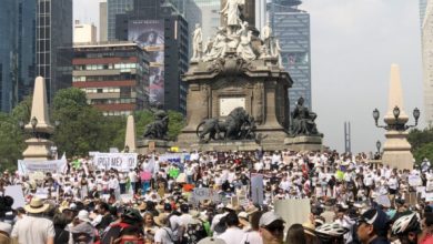 Marchan por Reforma inconformes con AMLO; exigen su renuncia