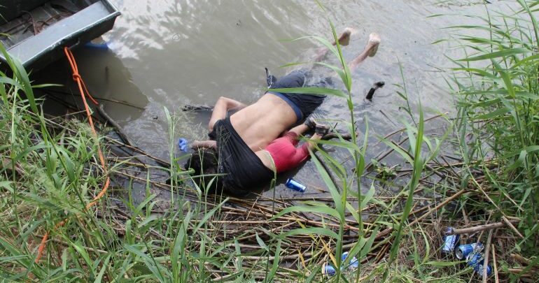 Conmociona en redes imagen de migrante y su hija ahogados en río Bravo
