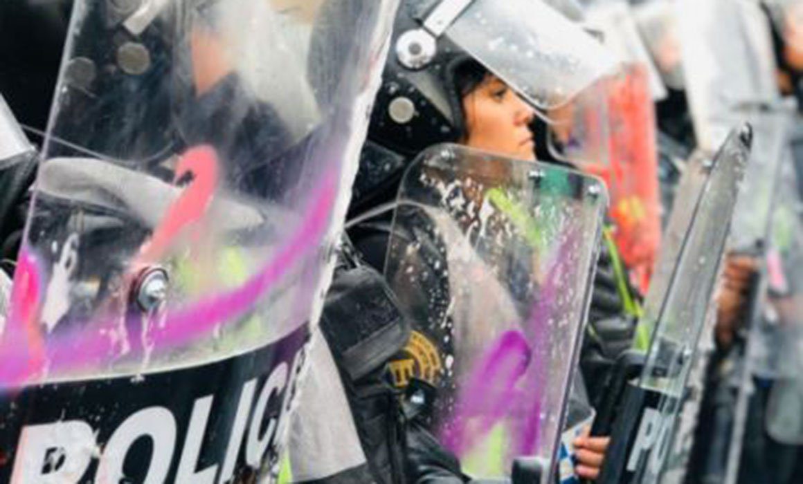 Hospitalizan a 3 mujeres policías heridas en marcha feminista
