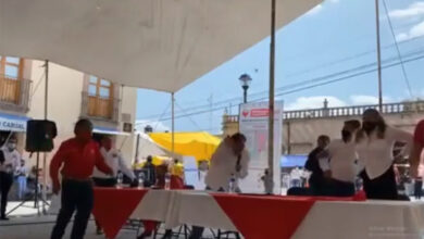Tiran 'huevazos' a Fernández Noroña en evento del PT [VIDEO]