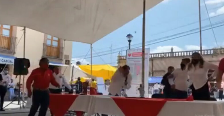 Tiran 'huevazos' a Fernández Noroña en evento del PT [VIDEO]