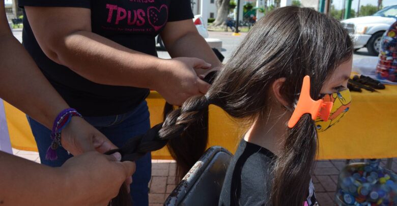 Donan niñas sus trenzas para lucha contra el cáncer en Nuevo Laredo