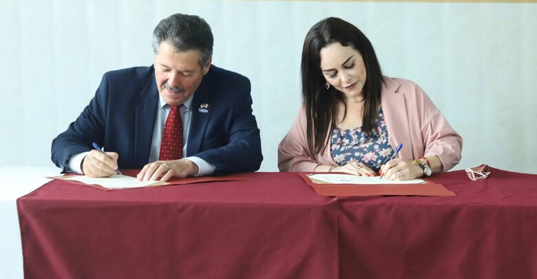 Firman alcaldes Carmen Lilia Canturosas y Pete Saenz plan de respuesta oportuna ante desastres naturales