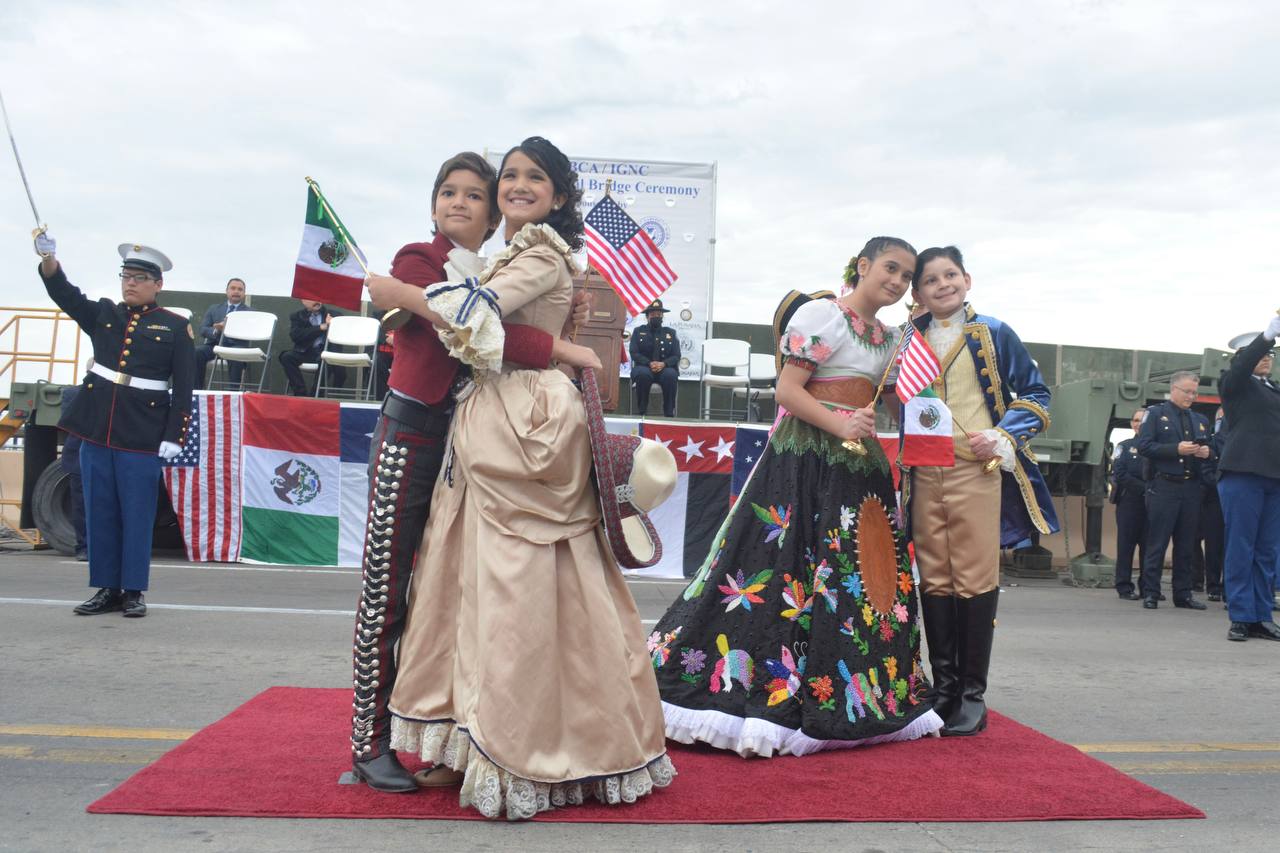 Refrendan con abrazo hermandad entre los dos Laredos