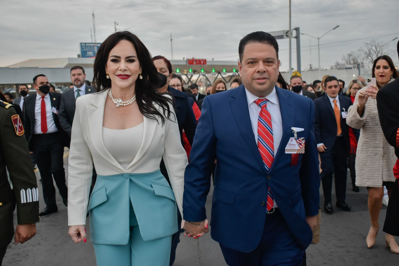 Refrendan con abrazo hermandad entre los dos Laredos