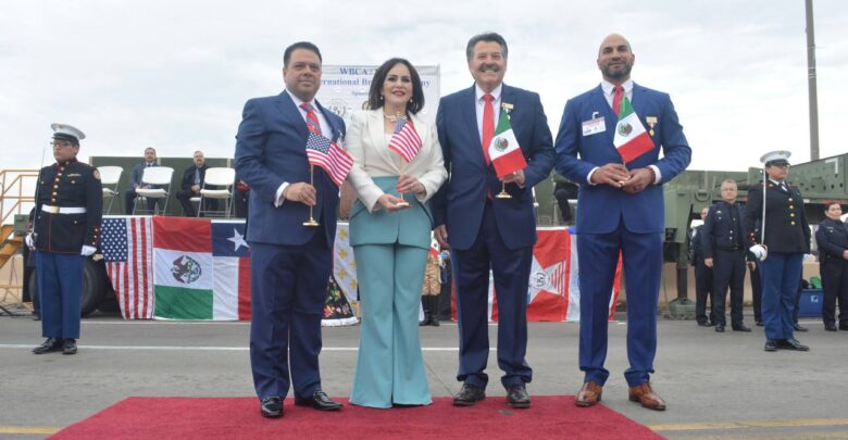 Refrendan con abrazo hermandad entre los dos Laredos