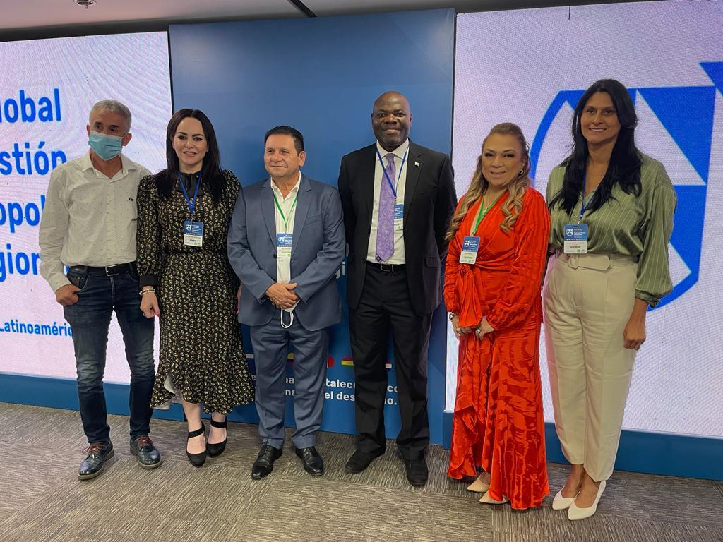 Representa Carmen Lilia Canturosas a Nuevo Laredo en Red de Gestión Global Metropolitana en Colombia