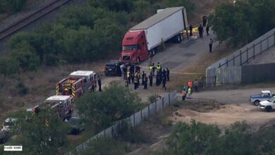 Abandonan tráiler con 46 migrantes muertos en San Antonio, Texas